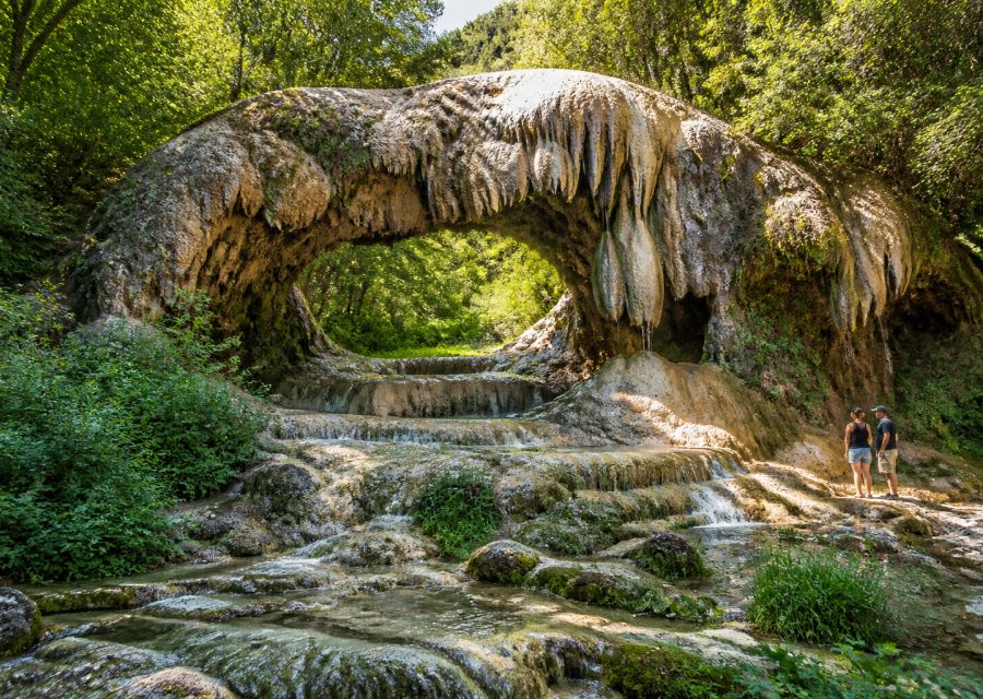 Le Jardin des Fontaines Pétrifiantes : une arche naturelle